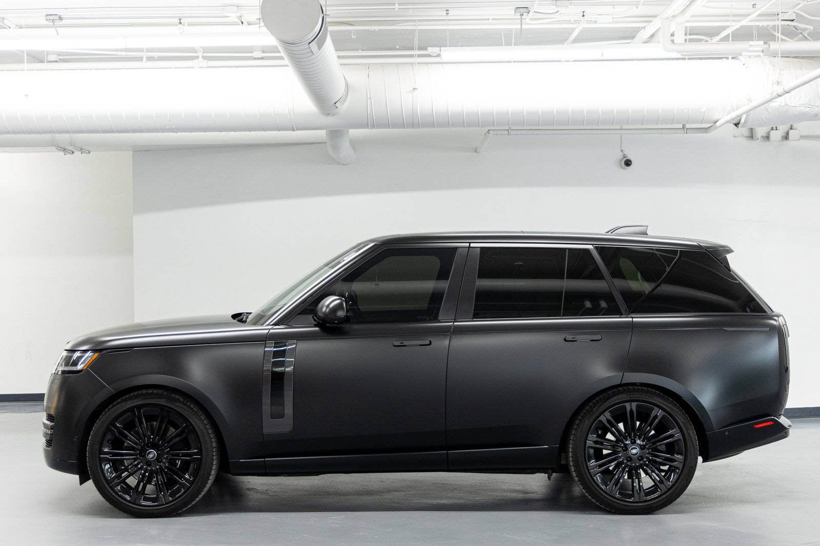Used 2023 Land Rover Range Rover Autobiography image 2