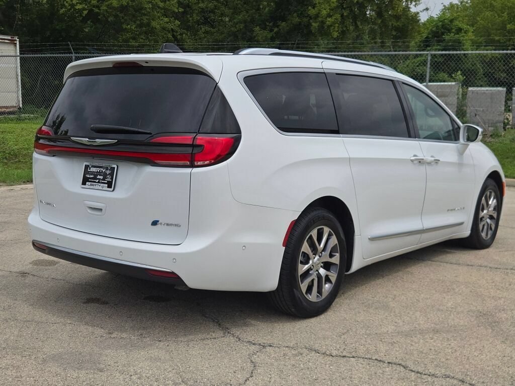 Certified 2024 Chrysler Pacifica Pinnacle FWD image 11