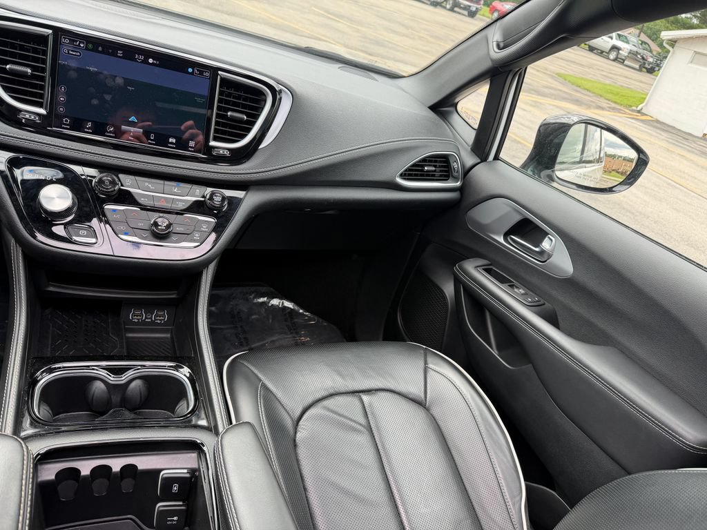 Used 2025 Chrysler Pacifica Limited FWD image 25