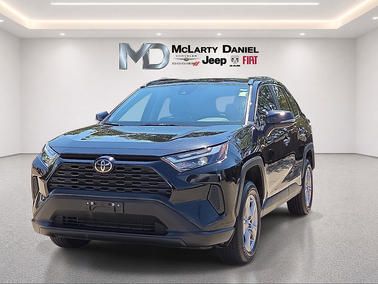 Used 2025 Toyota RAV4 XLE AWD/4WD image 2