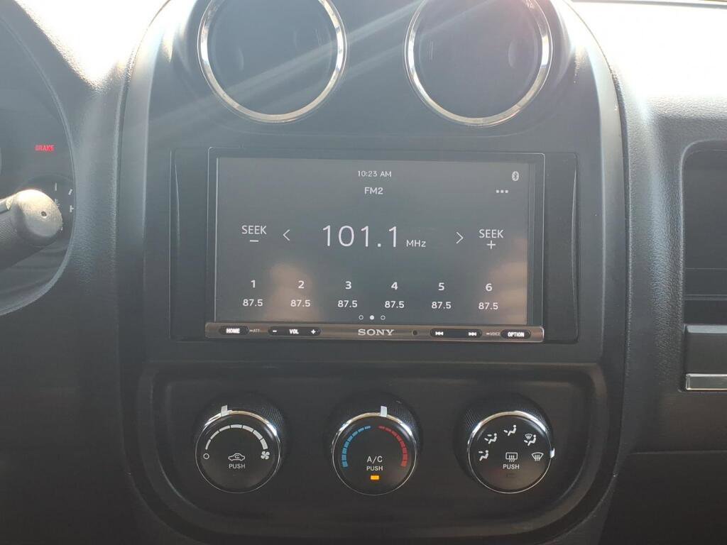 Used 2015 Jeep Patriot Latitude AWD/4WD image 12