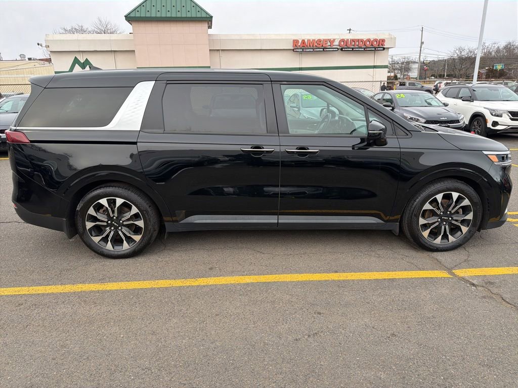 Used 2022 Kia Carnival EX image 8