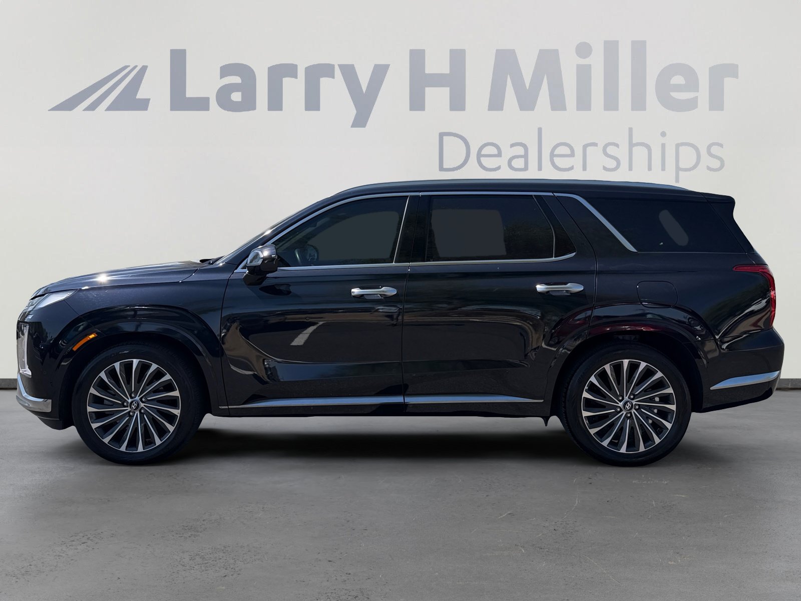Used 2023 Hyundai Palisade Calligraphy FWD image 2