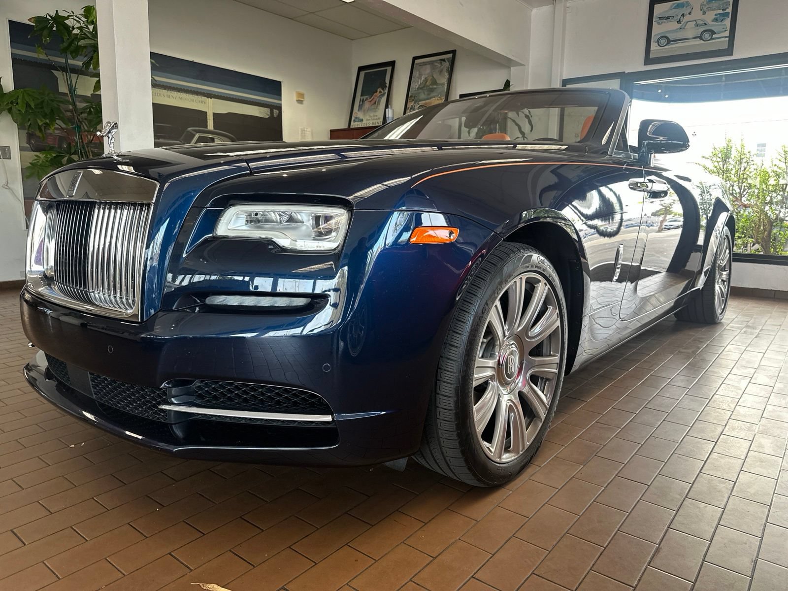 Used 2016 Rolls-Royce Dawn RWD image 17