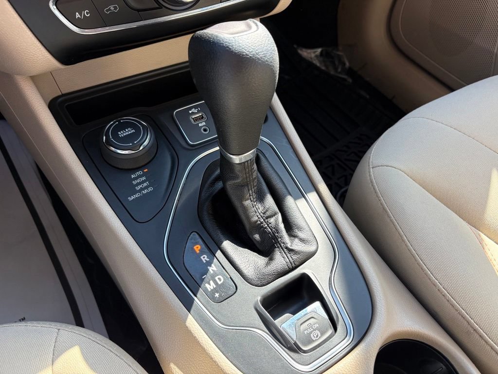 Used 2019 Jeep Cherokee Latitude w/ Popular Appearance Group AWD/4WD image 16