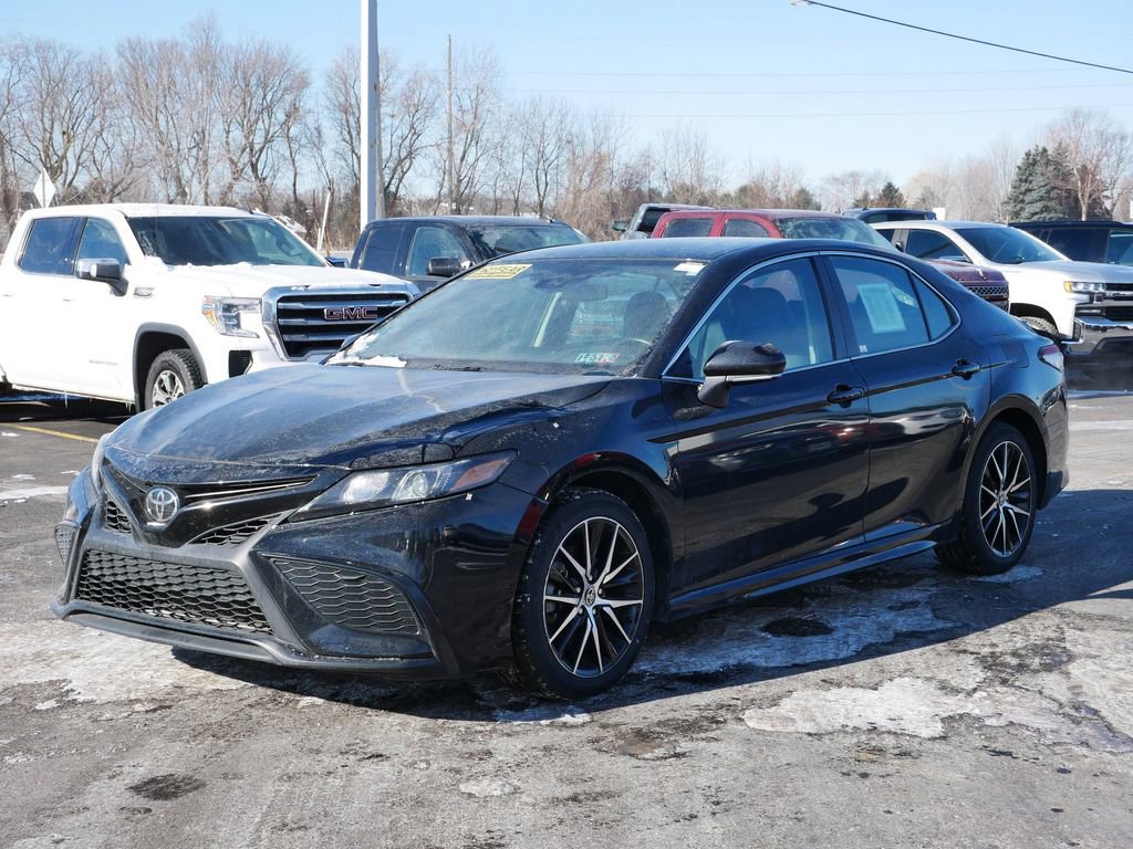Used 2024 Toyota Camry SE image 3