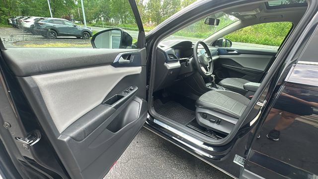 Used 2022 Volkswagen Taos SE w/ Panoramic Sunroof Package FWD image 28