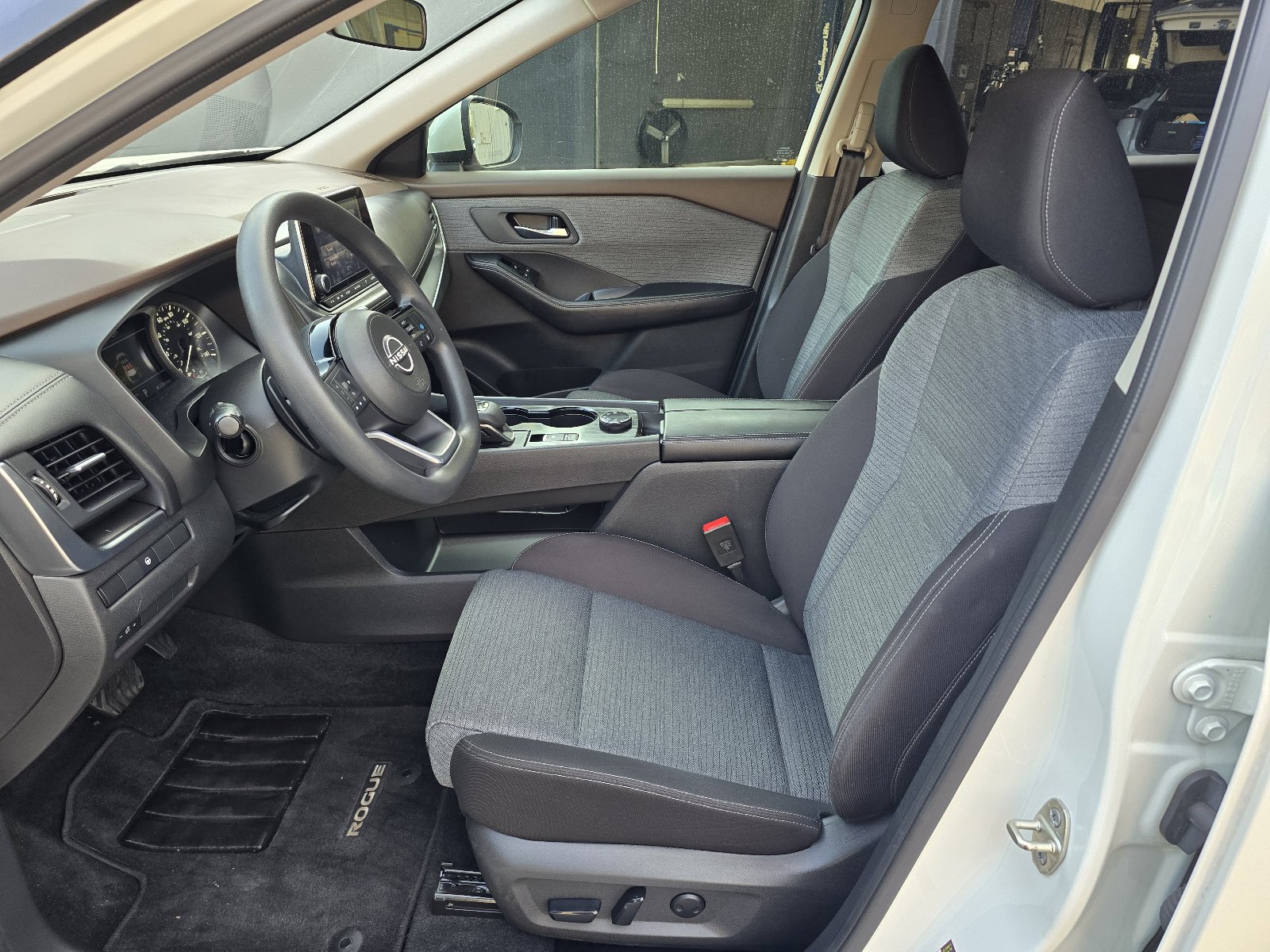 Used 2023 Nissan Rogue SV AWD/4WD image 11