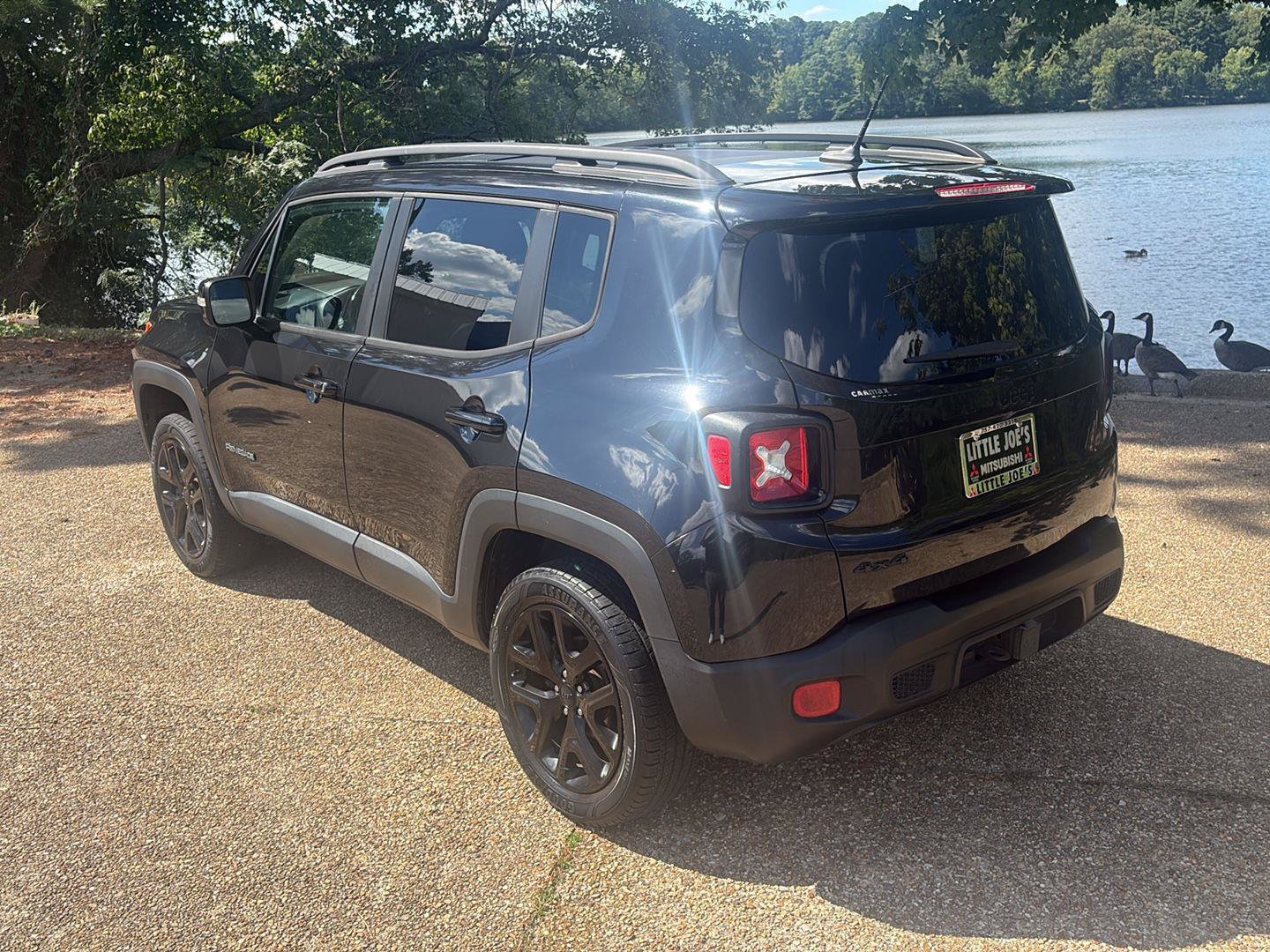 Used 2016 Jeep Renegade Latitude AWD/4WD image 9