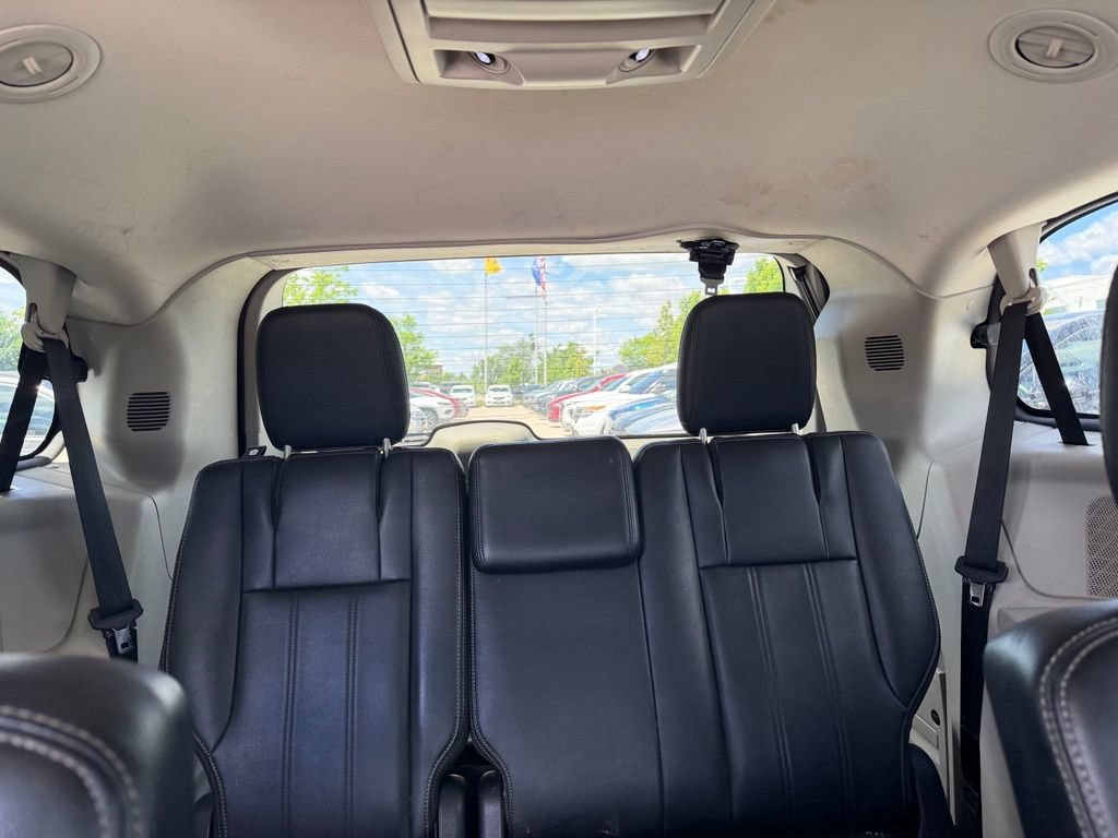 Used 2013 Chrysler Town & Country Touring FWD image 6