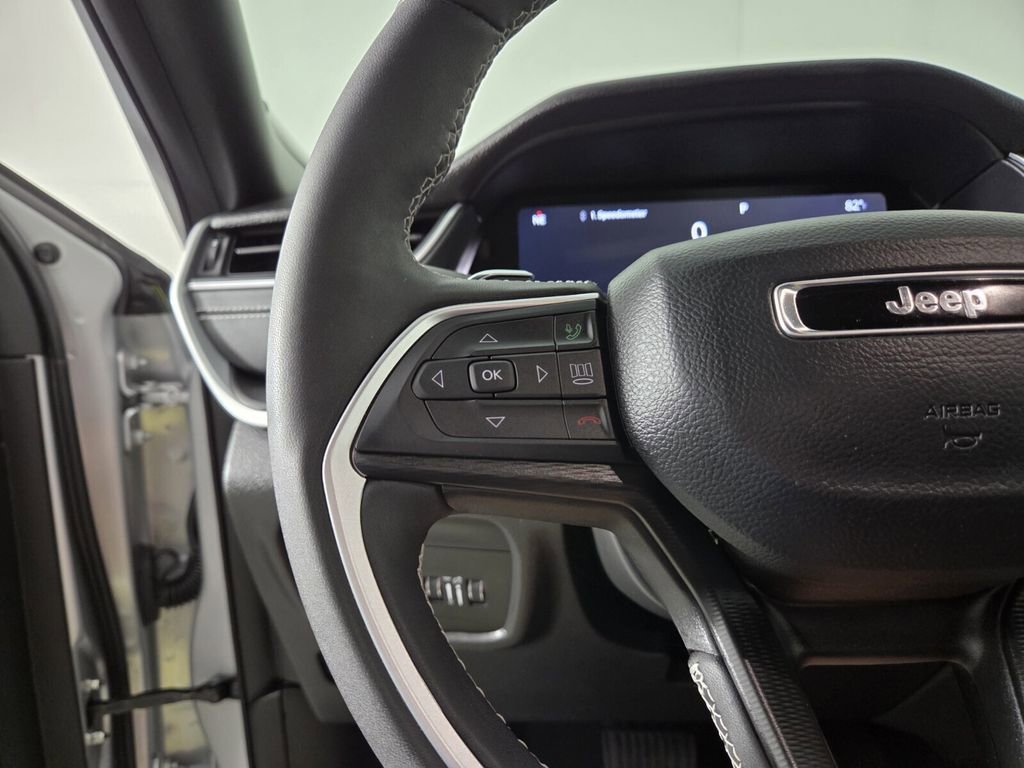 Certified 2025 Jeep Grand Cherokee Altitude image 16