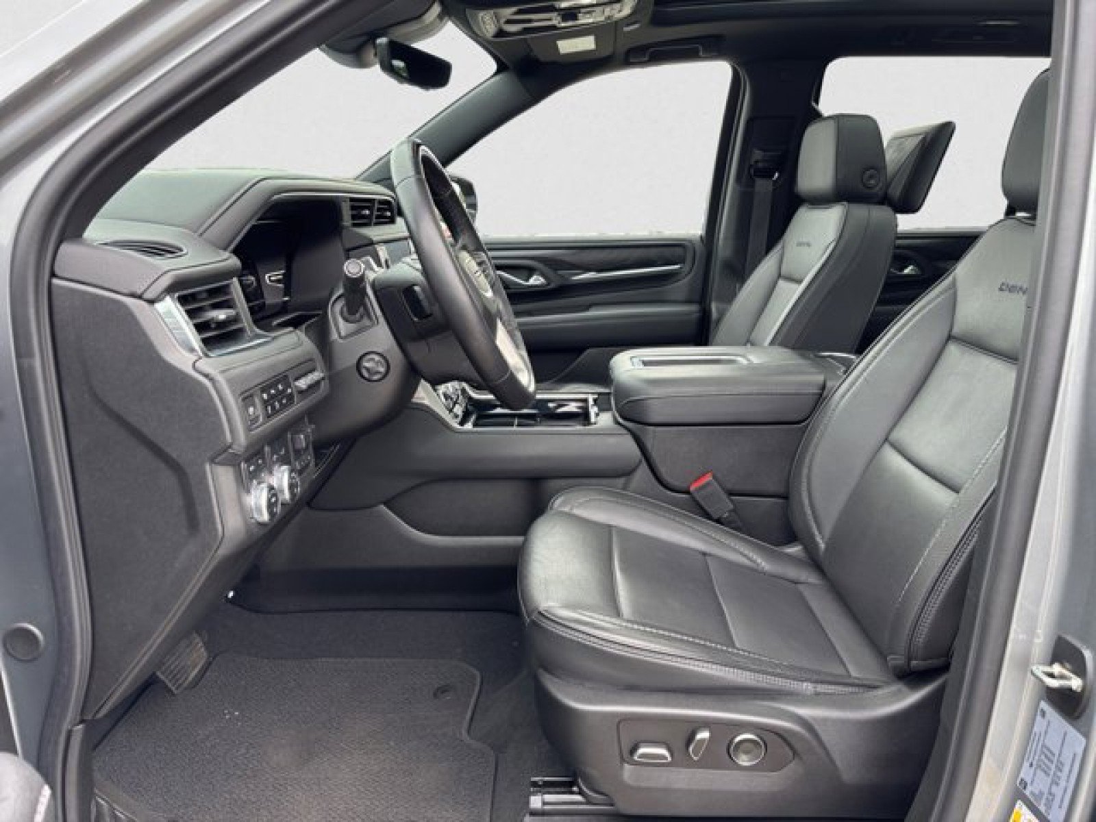 Used 2023 GMC Yukon Denali w/ Advanced Technology Package image 10