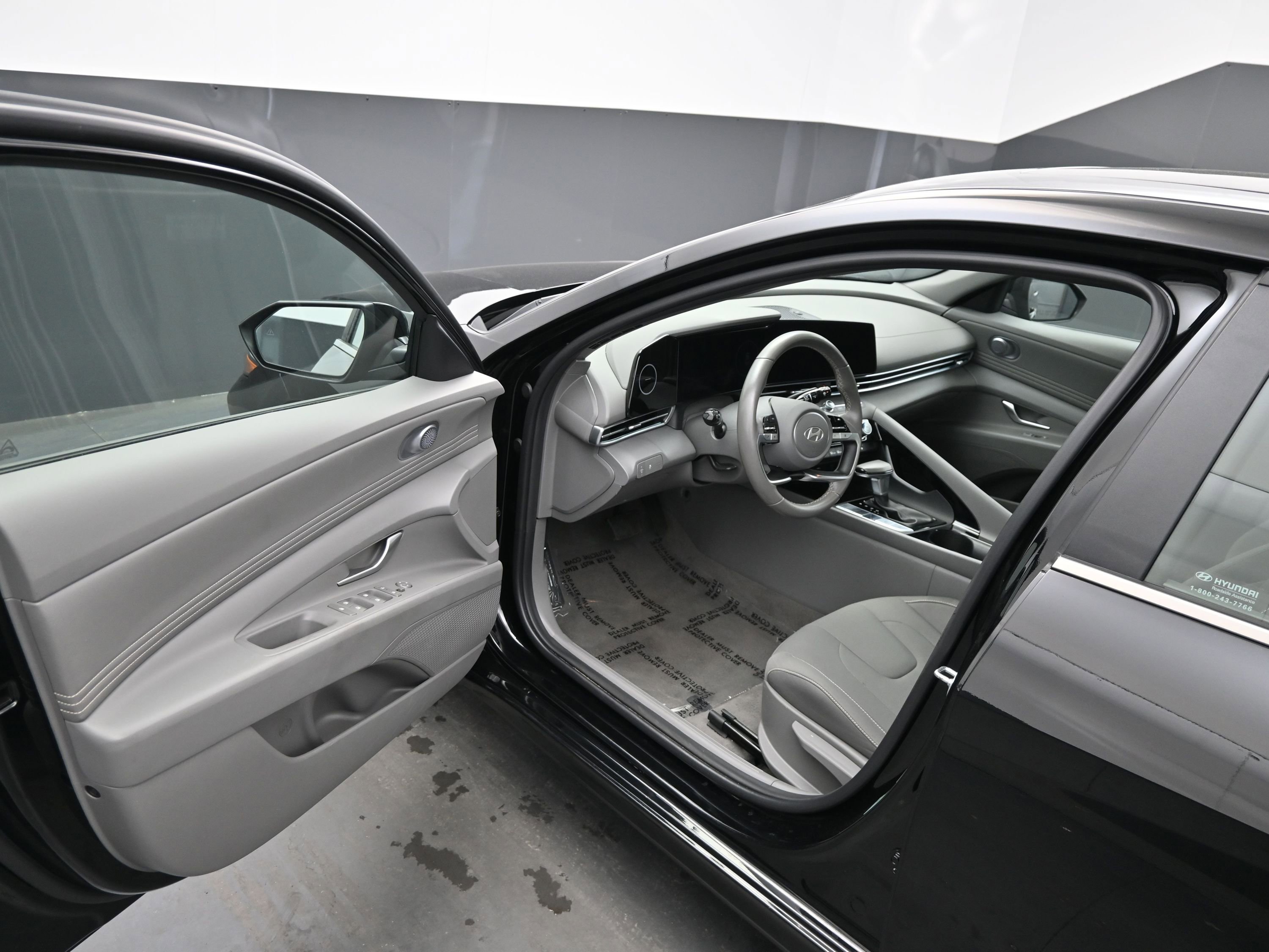 Used 2025 Hyundai Elantra SEL image 18