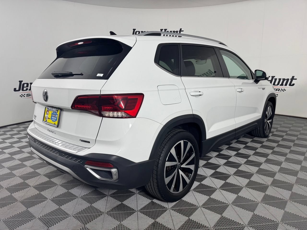 Used 2023 Volkswagen Taos SE w/ Panoramic Sunroof Package AWD/4WD image 6