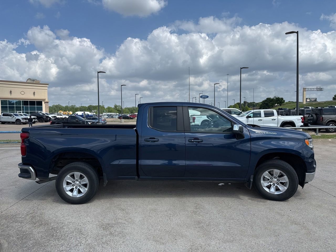 Used 2023 Chevrolet Silverado 1500 LT image 17