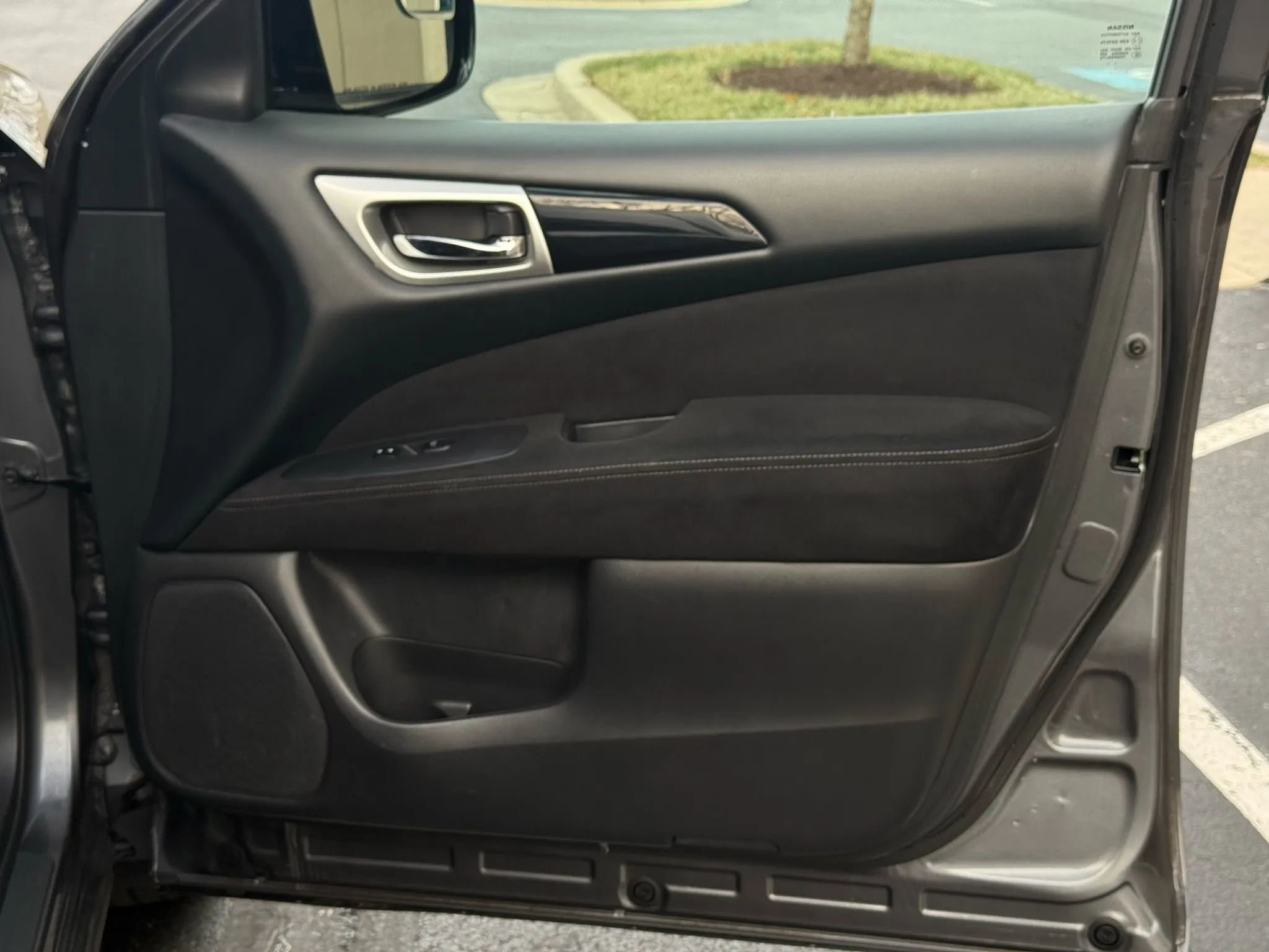 Used 2016 Nissan Pathfinder SV image 27