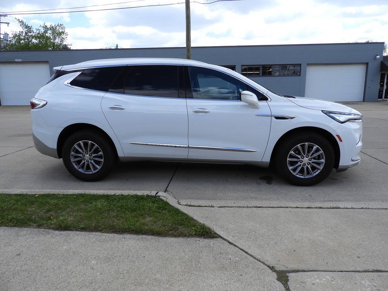 Used 2022 Buick Enclave Essence w/ Trailering Package, 5000 lbs. FWD image 10
