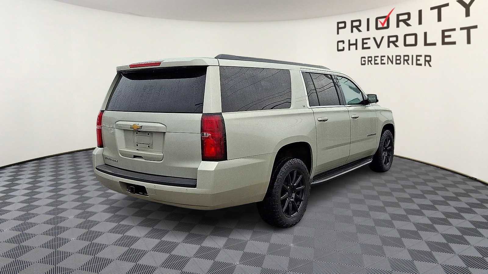Used 2017 Chevrolet Suburban LT image 8
