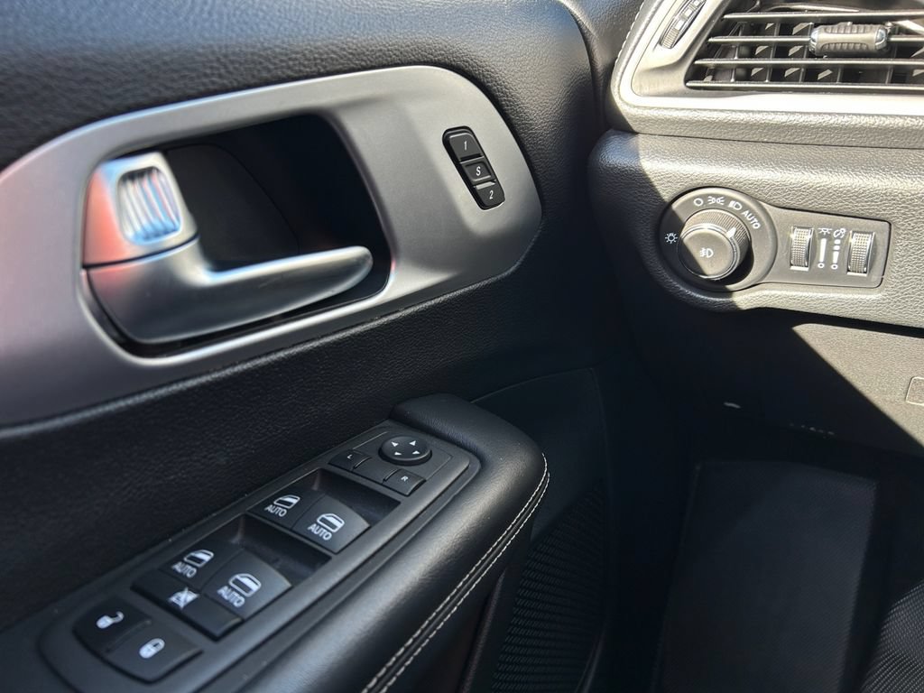 Used 2022 Chrysler Pacifica Touring-L w/ Uconnect Theater Family Group FWD image 19
