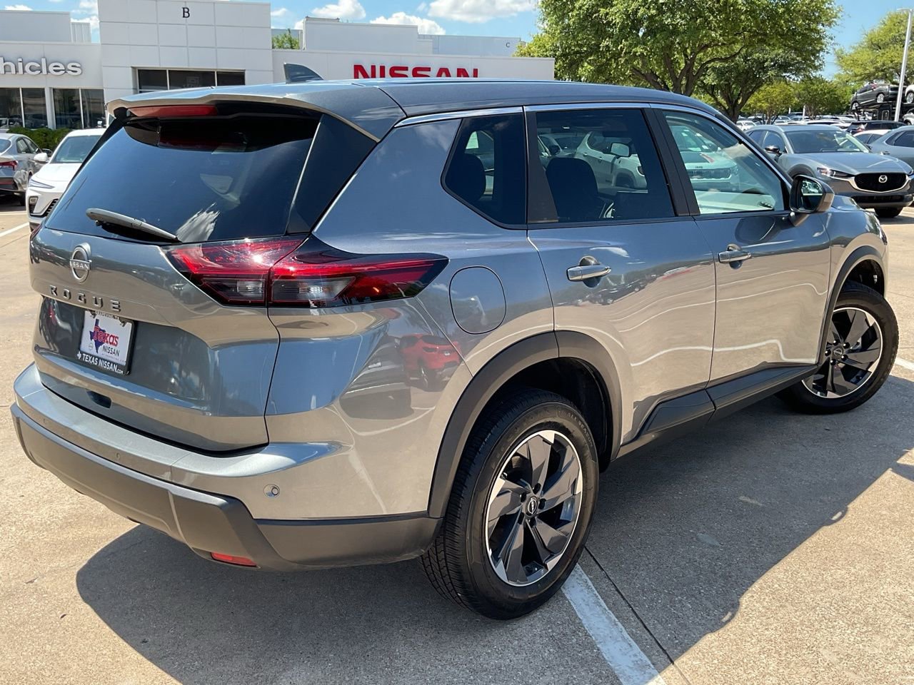 Used 2025 Nissan Rogue SV image 5