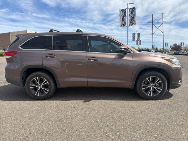 Used 2018 Toyota Highlander Plus FWD image 2