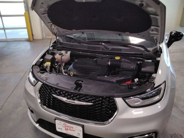 Used 2024 Chrysler Pacifica Touring-L image 11