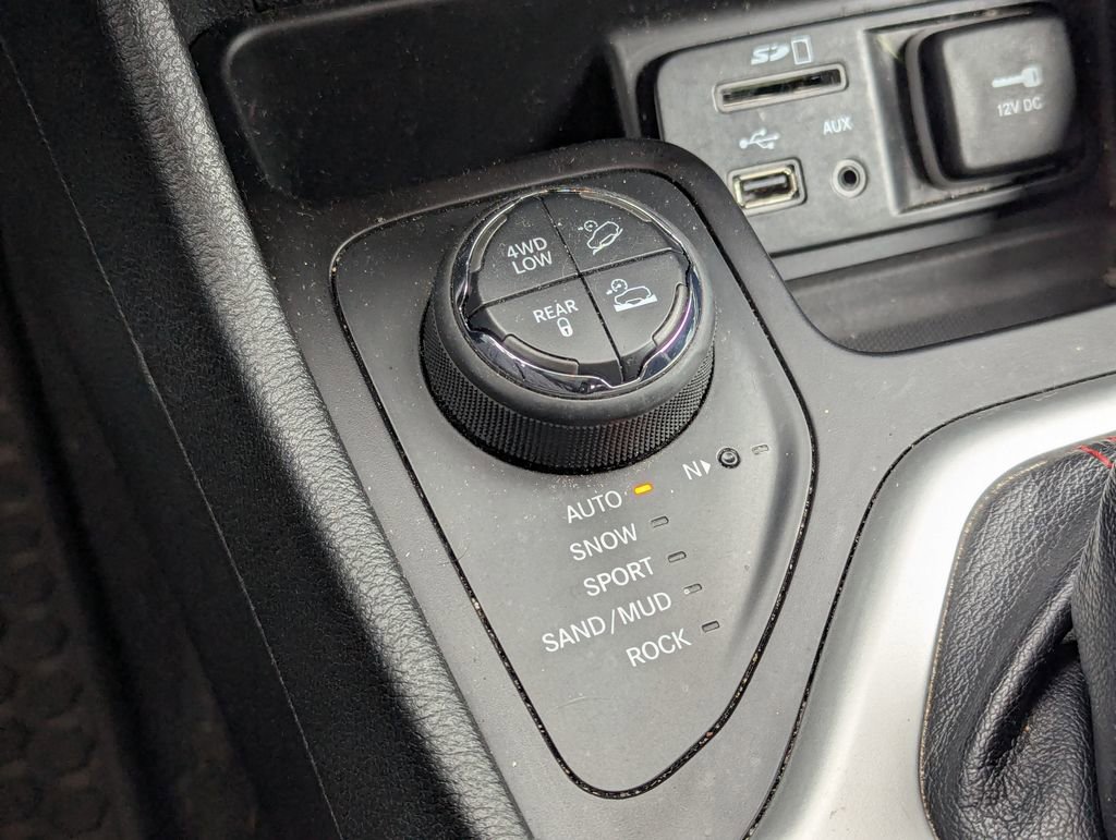 Used 2015 Jeep Cherokee Trailhawk w/ Comfort/Convenience Group AWD/4WD image 19