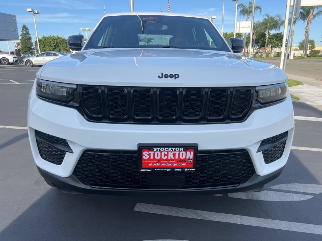 Used 2024 Jeep Grand Cherokee Altitude RWD image 7