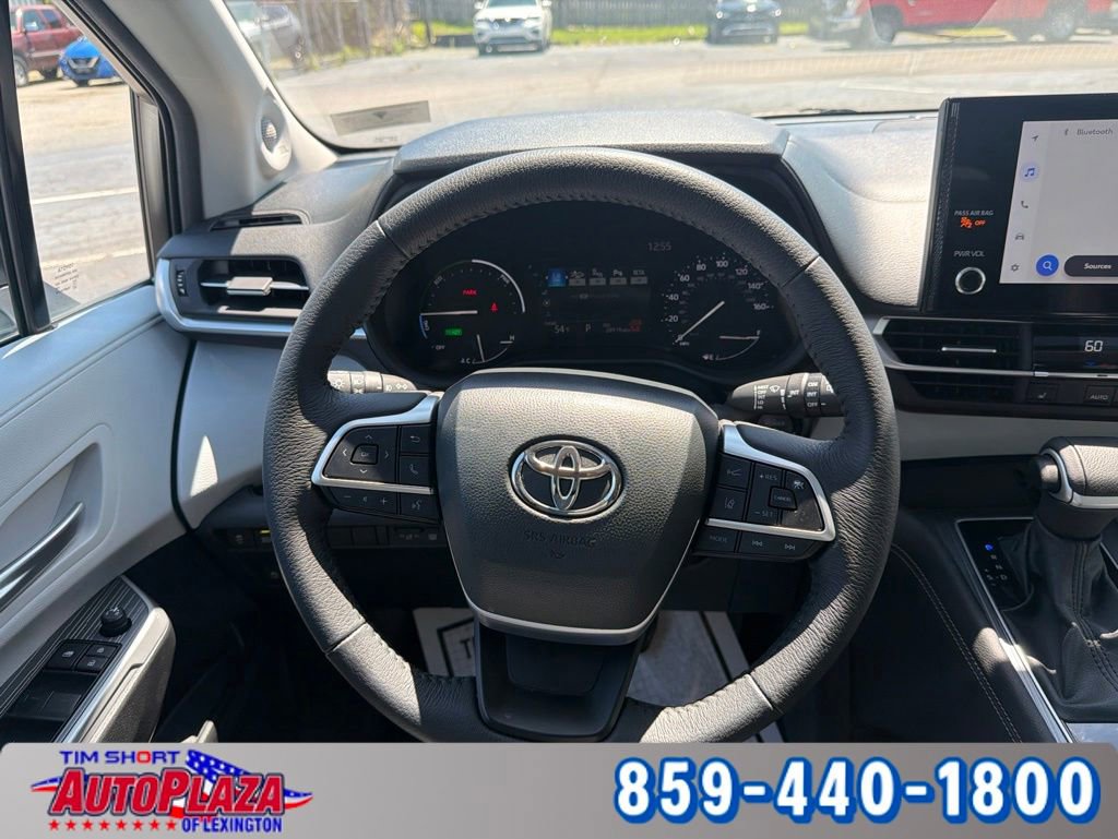 Used 2025 Toyota Sienna XLE w/ XLE Plus Package AWD/4WD image 2