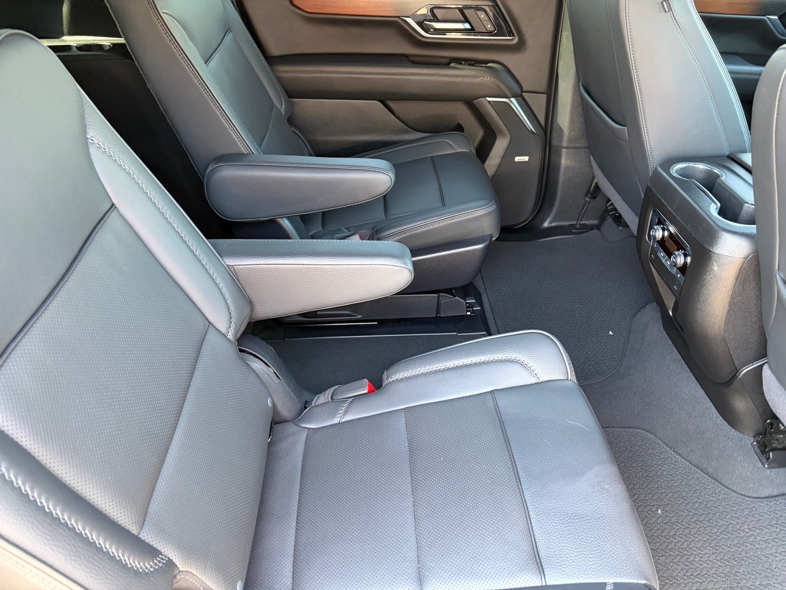 Used 2025 GMC Yukon XL Denali RWD image 11