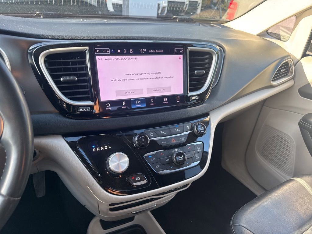 Used 2022 Chrysler Pacifica Touring-L FWD image 9