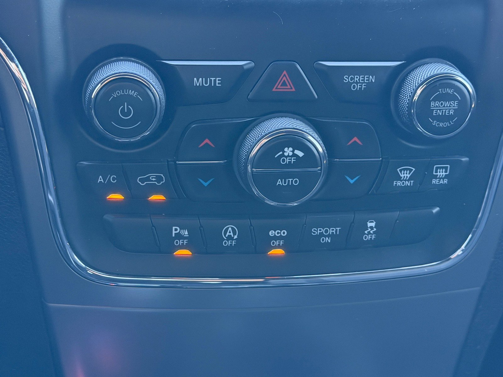Used 2020 Jeep Grand Cherokee Laredo RWD image 23
