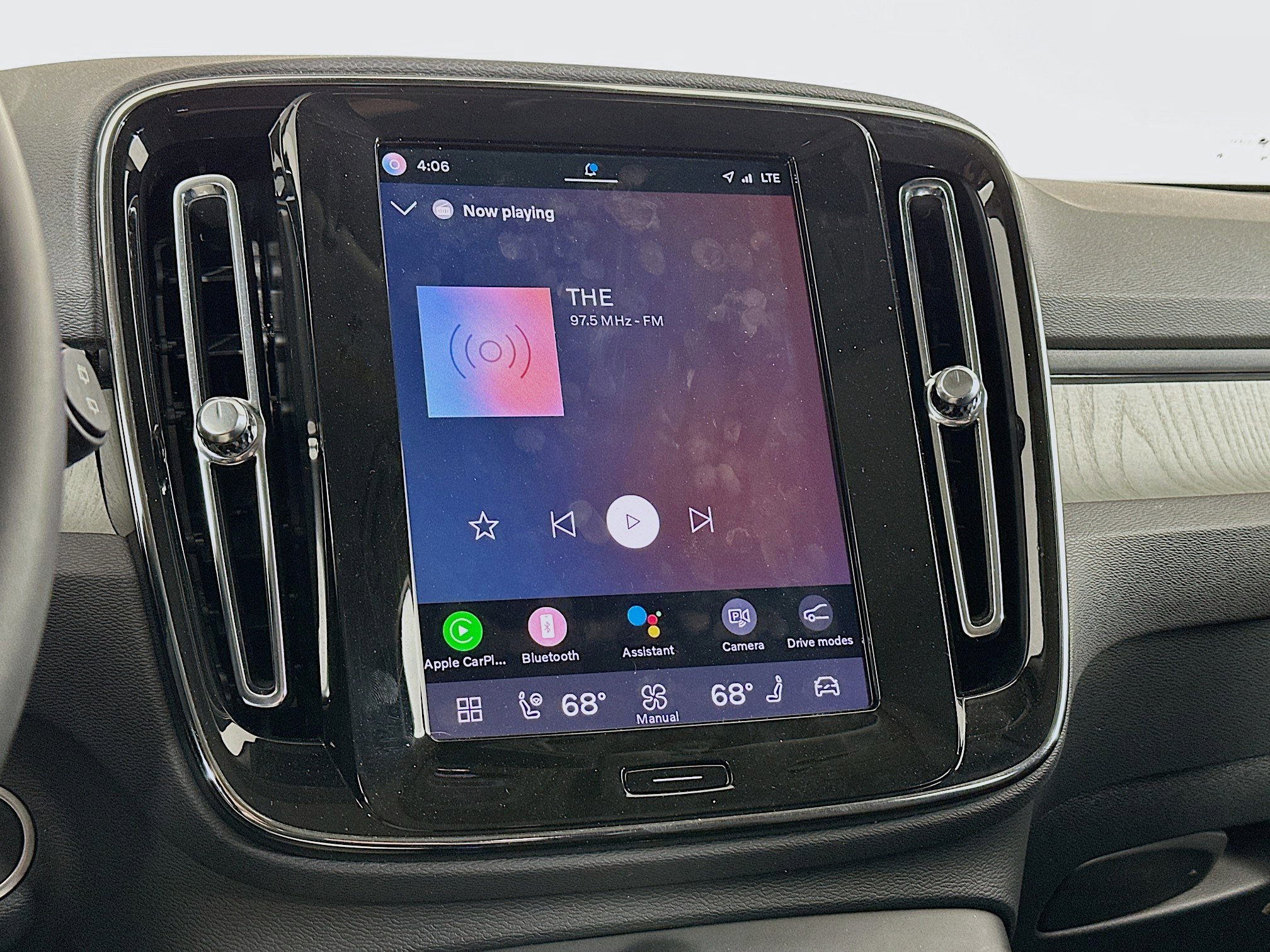 Used 2025 Volvo XC40 B5 Plus image 21