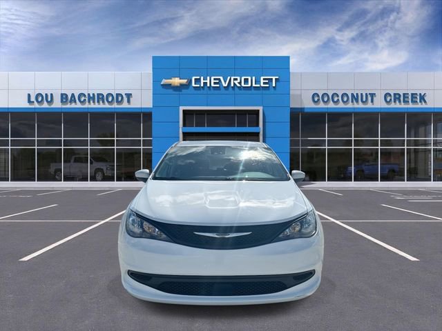 Used 2023 Chrysler Voyager LX FWD image 3