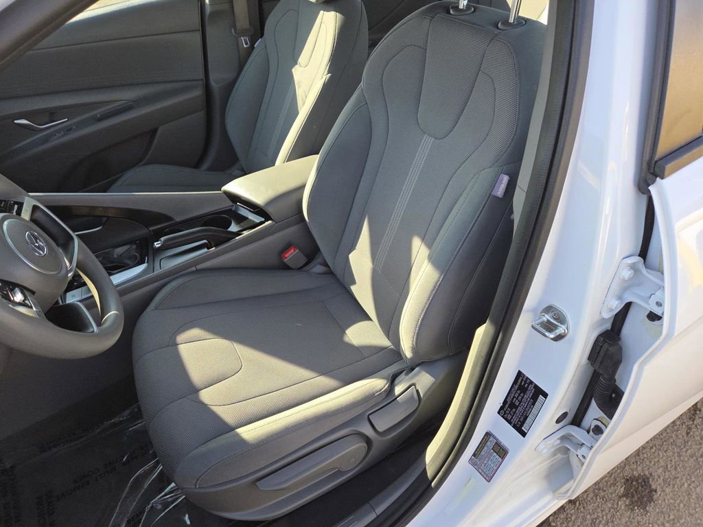 Used 2021 Hyundai Elantra SE image 18