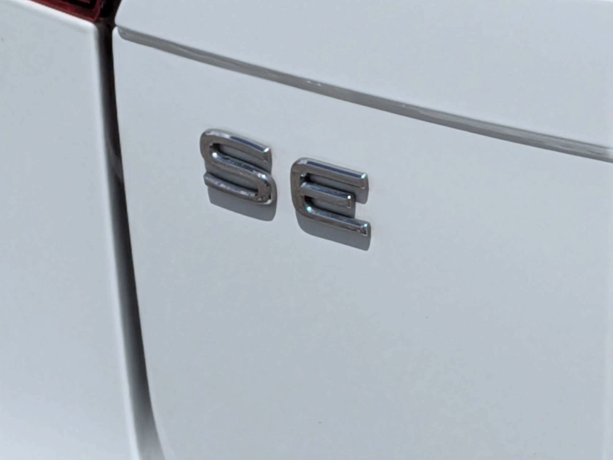 Used 2022 Volkswagen Tiguan SE w/ Panoramic Sunroof Package FWD image 9