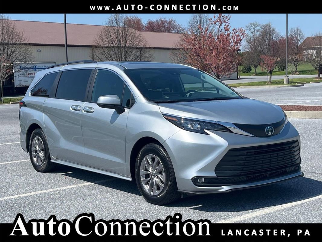 Used 2025 Toyota Sienna XLE AWD/4WD image 1