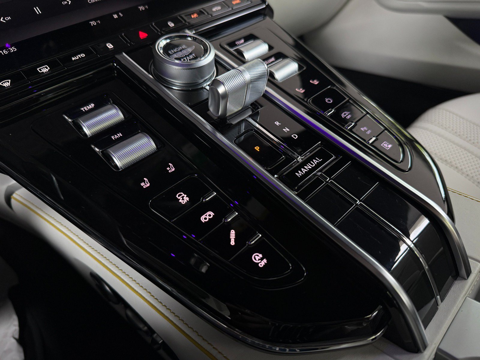 Used 2025 Aston Martin V8 Vantage Coupe RWD image 35