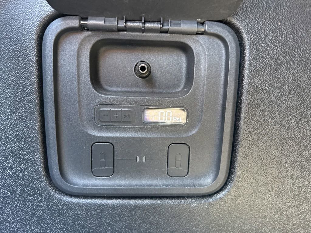 Used 2022 Rivian R1T Adventure image 21