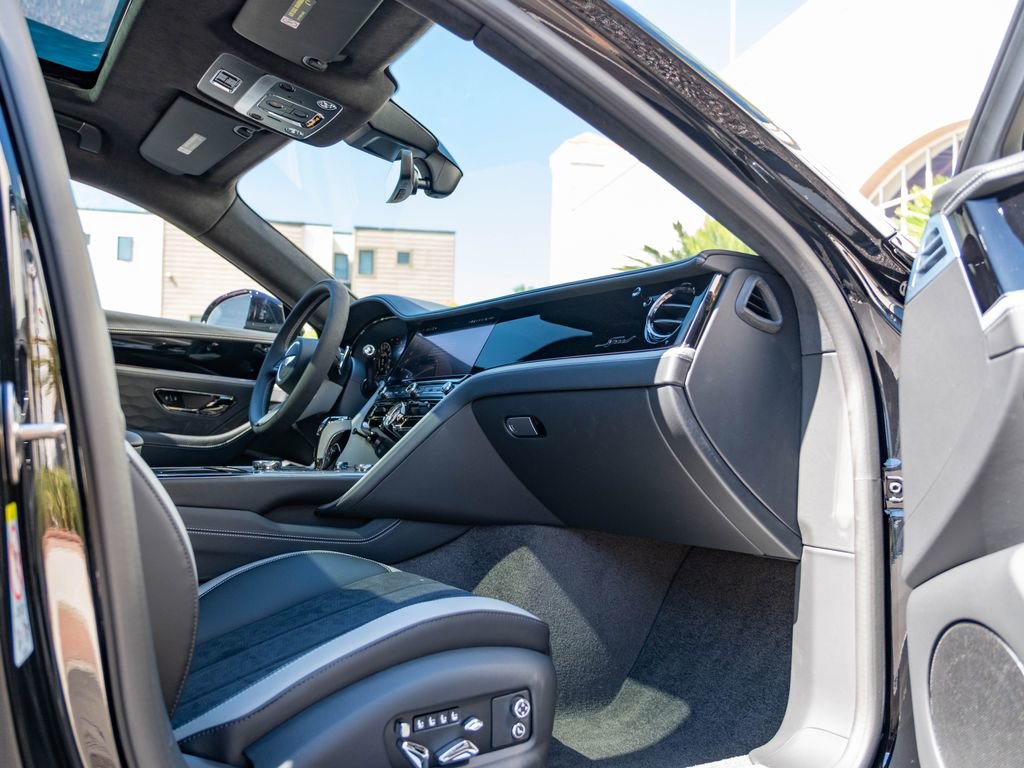 Used 2025 Bentley Flying Spur Plug-In Hybrid AWD/4WD image 2