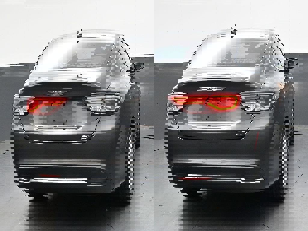 Used 2017 Chrysler 200 Limited Platinum image 4