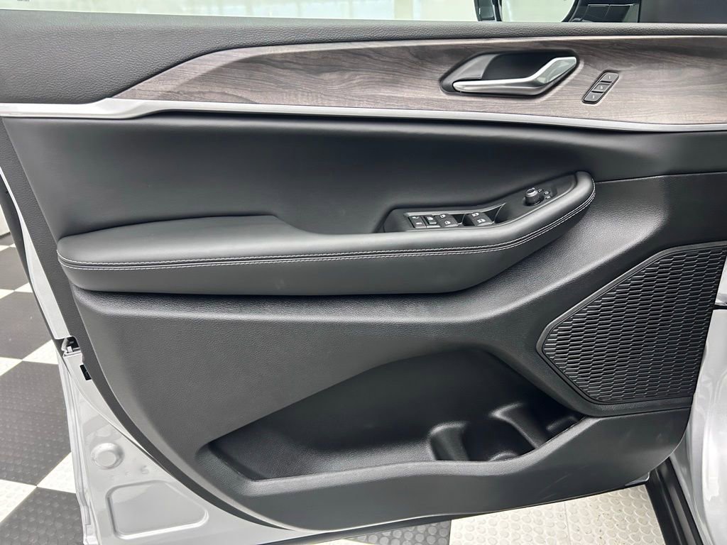 New 2025 Jeep Grand Cherokee L Limited w/ Black Appearance Package image 10