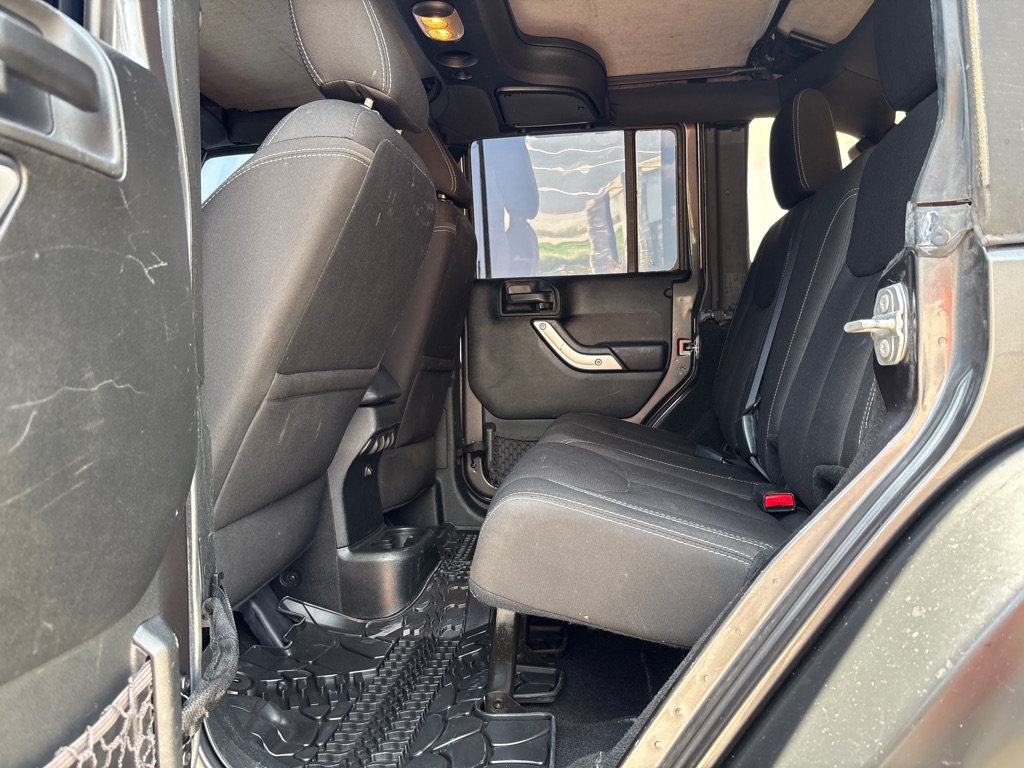 Used 2016 Jeep Wrangler Unlimited Sahara w/ Connectivity Group AWD/4WD image 13