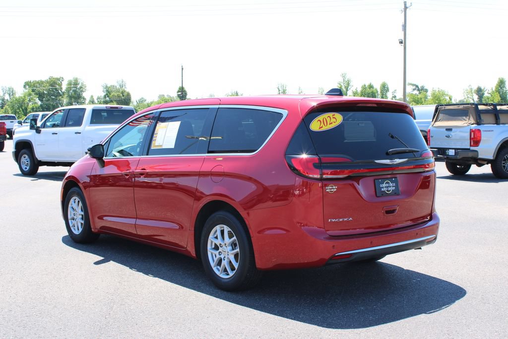Used 2025 Chrysler Pacifica Select FWD image 7