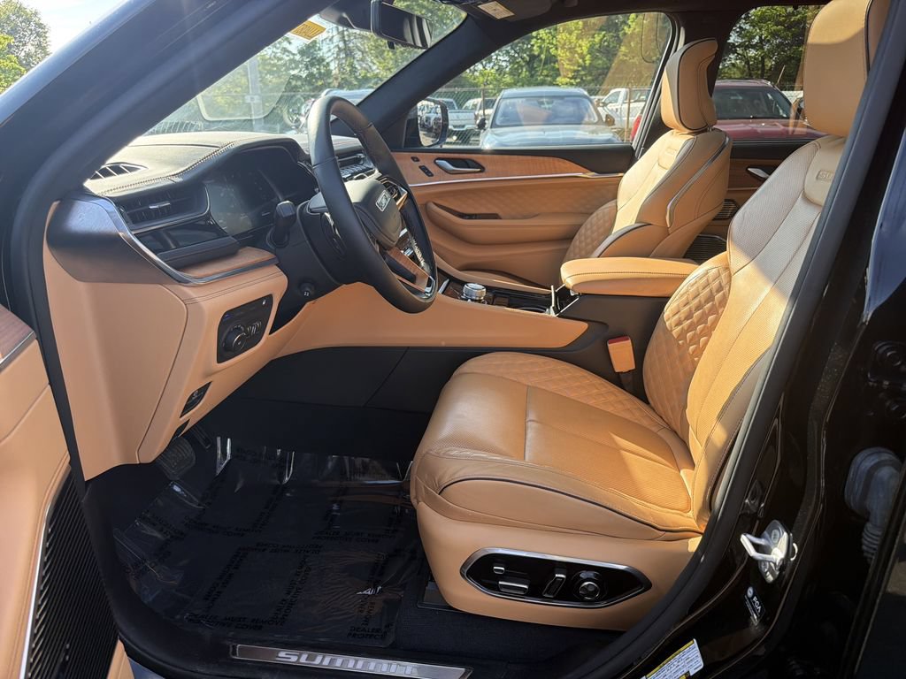 Used 2023 Jeep Grand Cherokee Summit AWD/4WD image 11