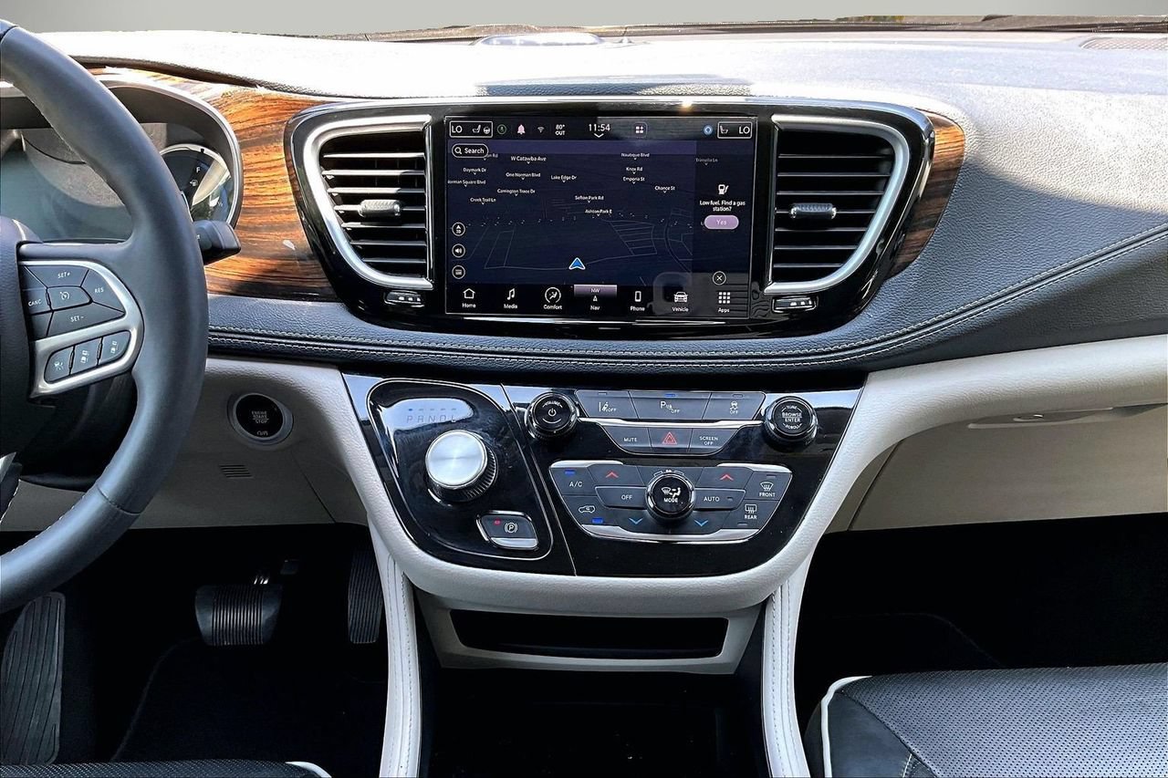 Used 2023 Chrysler Pacifica Limited FWD image 12