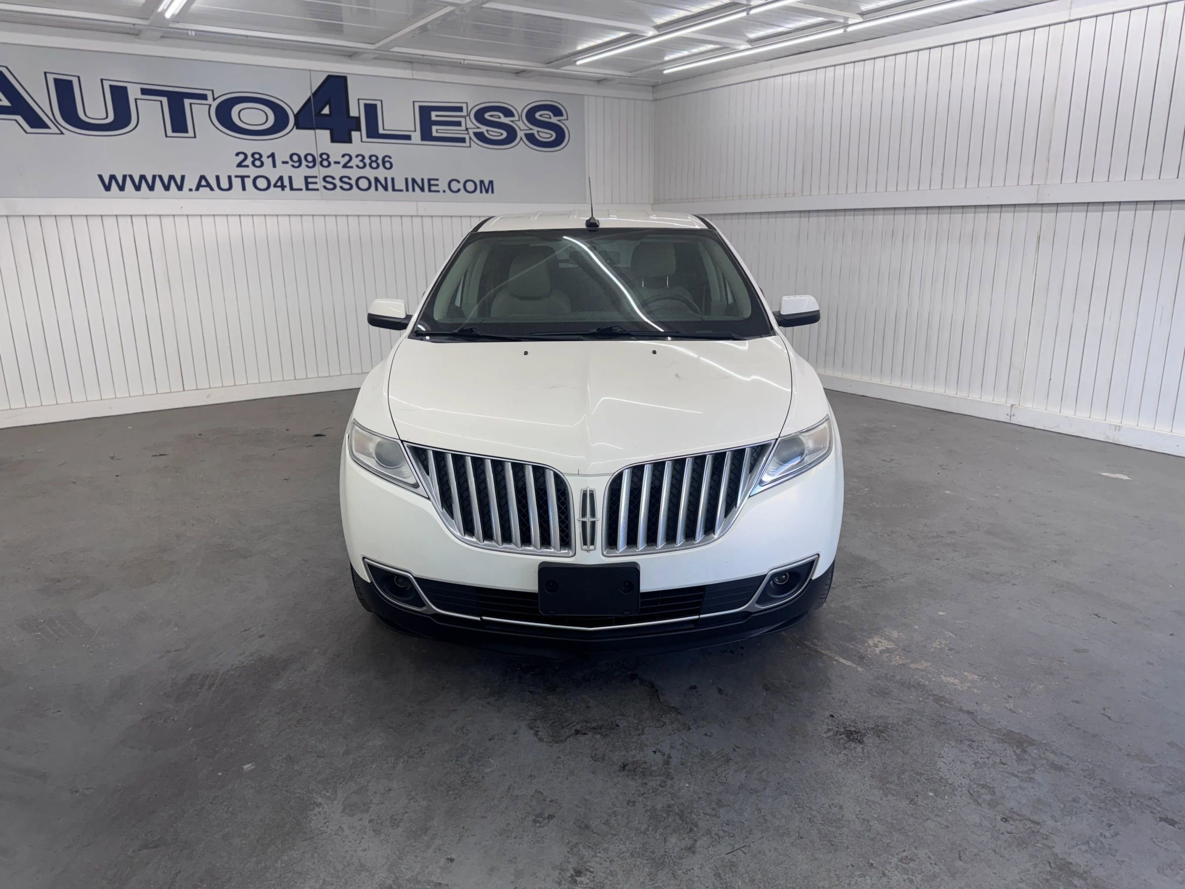 Used 2012 Lincoln MKX FWD image 2