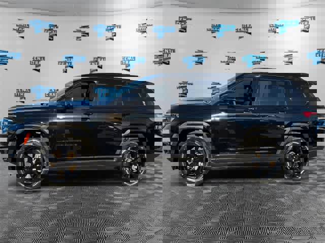 Certified 2023 Jeep Grand Cherokee L Limited w/ Black Appearance Package image 3