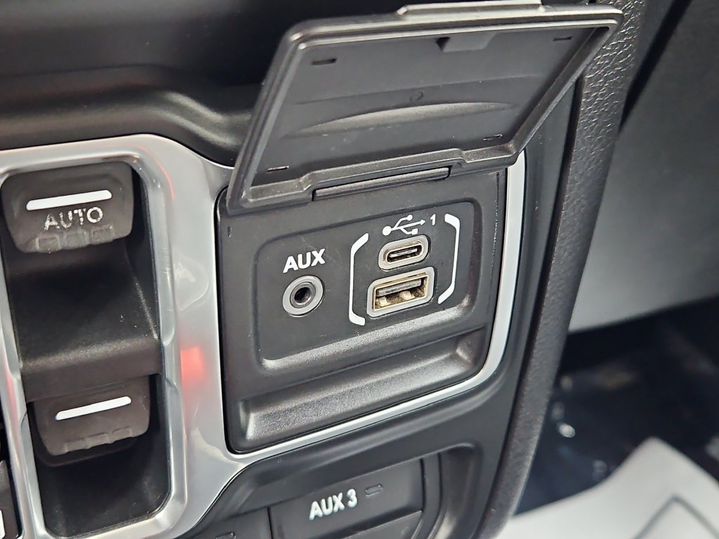 Used 2018 Jeep Wrangler Unlimited Sahara w/ Dual Top Group AWD/4WD image 19