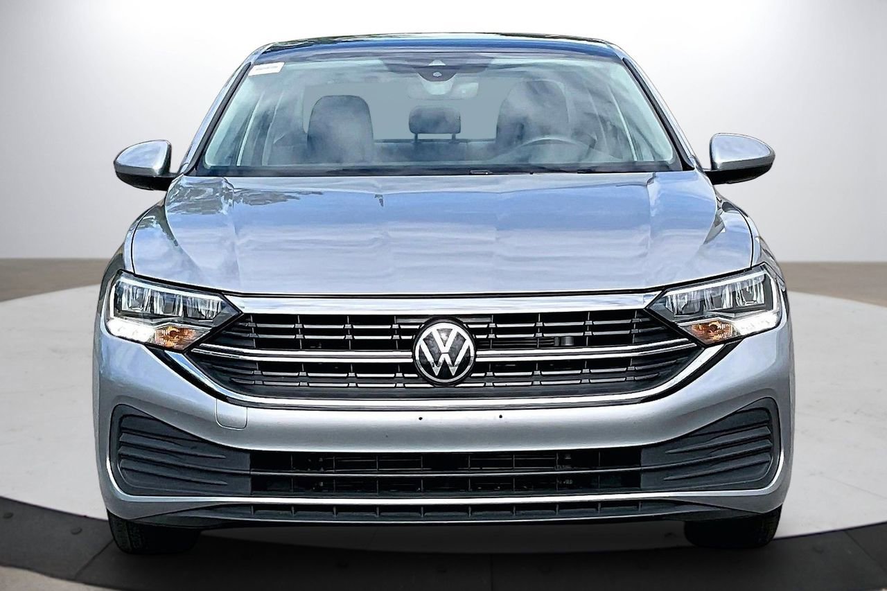Used 2024 Volkswagen Jetta SE image 3